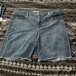 Levi's Classic Bermuda Shorts in Medium Blue Wash